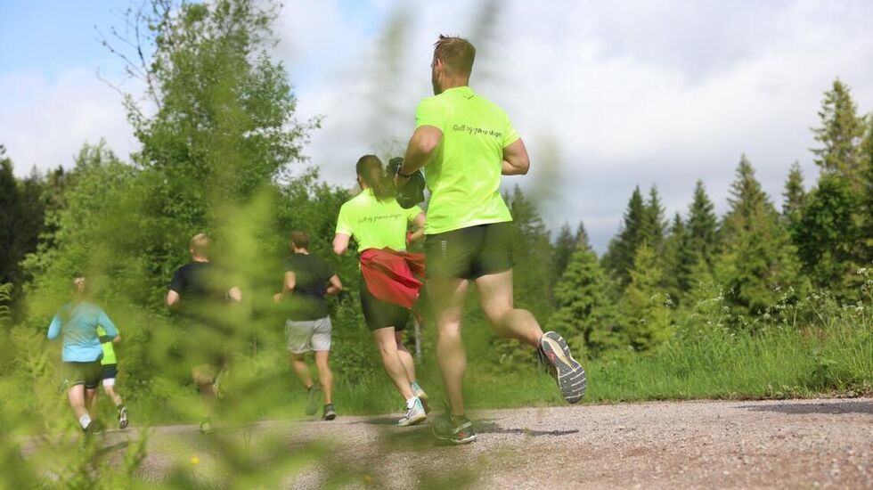 Løperne kan håpe på at noen svalende skyer vil dukke opp. Jakken er det nok like greit å legge igjen i startområdet. (Foto: Tom-Arild Hansen) 