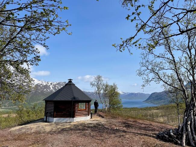 Gapahuk med utsikt over Langfjorden