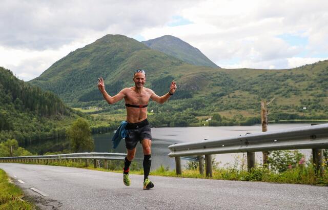 Vinner av maratondistansen i 2022 var Stian Skretting. Her ser vi Stian midt i Ulset-bakken med Snipsøyrvatnet til høyre