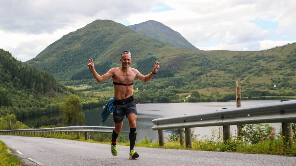 Vinner av maratondistansen i 2022 var Stian Skretting. Her ser vi Stian midt i Ulset-bakken med Snipsøyrvatnet til høyre