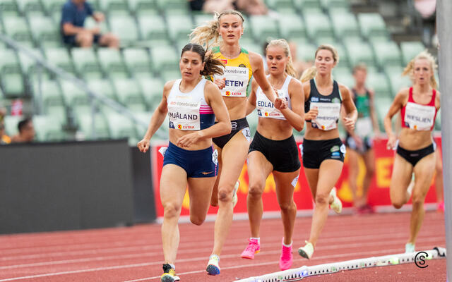 En runde løpt. Amalie Sæten i rygg på fartsholder Trine Mjåland. (Foto. Sylvain Cavatz)
