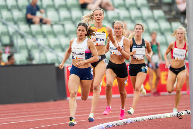En runde løpt. Amalie Sæten i rygg på fartsholder Trine Mjåland. (Foto. Sylvain Cavatz)