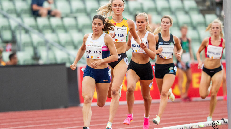 En runde løpt. Amalie Sæten i rygg på fartsholder Trine Mjåland. (Foto. Sylvain Cavatz)