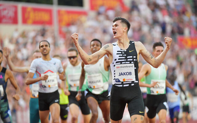 Jakob Ingebrigtsen jubler for seier, pers og europarekord på 1500 m. I bakgrunnen skimter vi en mann til med armene i været - Narve Gilje Nordås som løp under 3.30 for første gang. (Foto: Thomas Windestam for Diamond League AG)