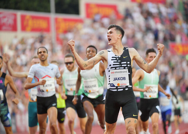 Jakob Ingebrigtsen jubler for seier, pers og europarekord på 1500 m. I bakgrunnen skimter vi en mann til med armene i været - Narve Gilje Nordås som løp under 3.30 for første gang. (Foto: Thomas Windestam for Diamond League AG)