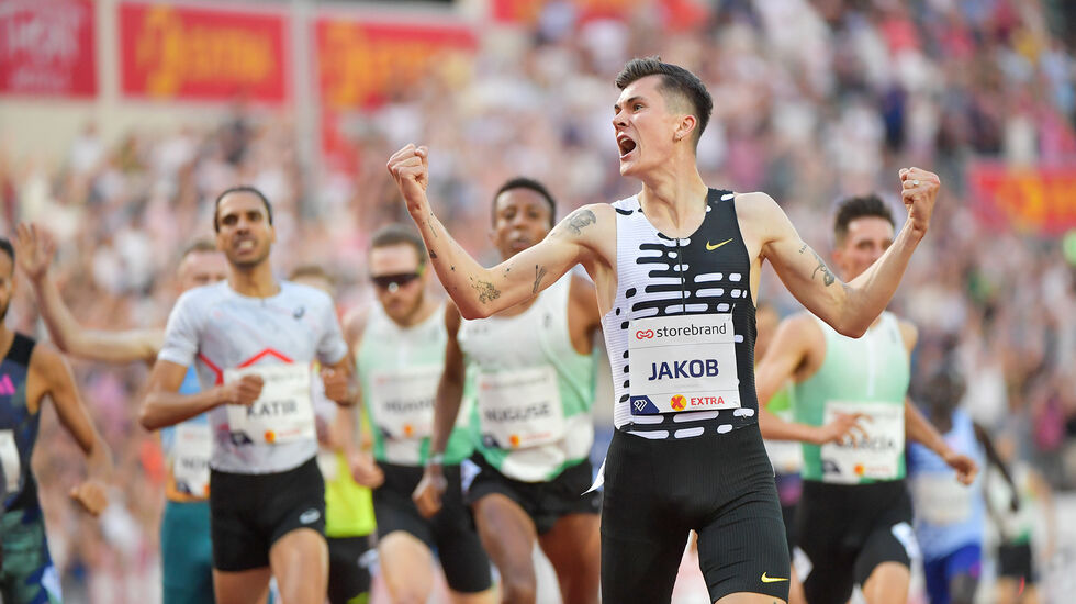 Jakob Ingebrigtsen jubler for seier, pers og europarekord på 1500 m. I bakgrunnen skimter vi en mann til med armene i været - Narve Gilje Nordås som løp under 3.30 for første gang. (Foto: Thomas Windestam for Diamond League AG)