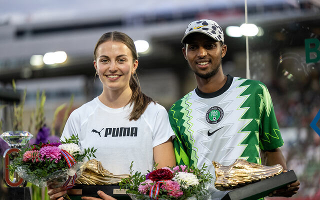Ingeborg Østgård og Abdullahi Dahir Rabi var årets beste norske juniorløpere i 2022. Under Bislett Games fikk de overrakt Kondis' gullsko som et konkret bevis på kåringen. (Foto: Samuel Hafsahl)