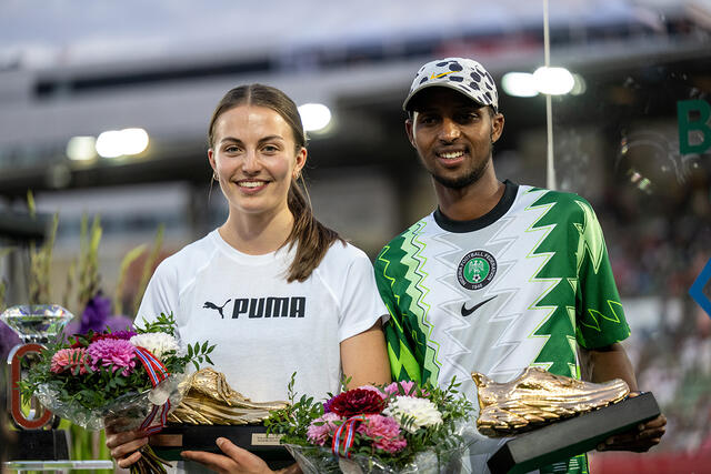 Ingeborg Østgård og Abdullahi Dahir Rabi var årets beste norske juniorløpere i 2022. Under Bislett Games fikk de overrakt Kondis' gullsko som et konkret bevis på kåringen. (Foto: Samuel Hafsahl)