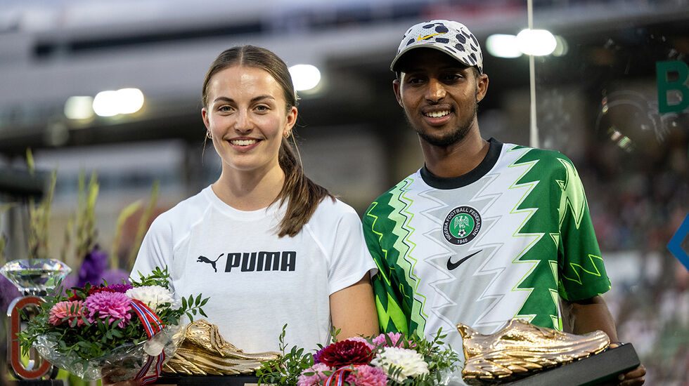 Ingeborg Østgård og Abdullahi Dahir Rabi var årets beste norske juniorløpere i 2022. Under Bislett Games fikk de overrakt Kondis' gullsko som et konkret bevis på kåringen. (Foto: Samuel Hafsahl)