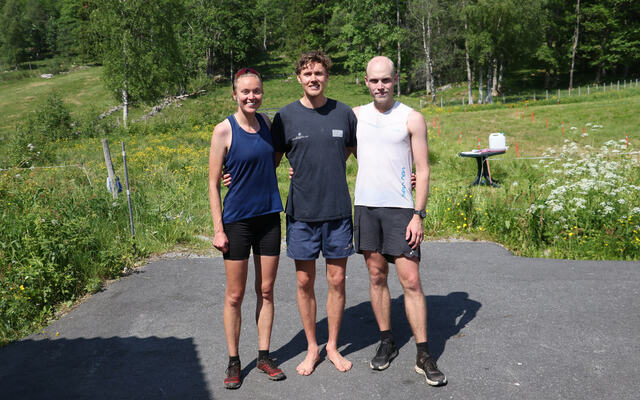 Vinner av halvmaraton Ingrid Festø, maraton Erik Vadla og halvmaraton Andreas Skylstad. Foto: Ørsta Fjellmaraton