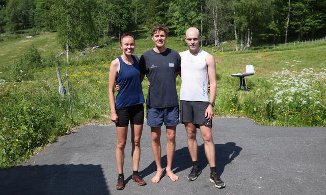 Vinner av halvmaraton Ingrid Festø, maraton Erik Vadla og halvmaraton Andreas Skylstad. Foto: Ørsta Fjellmaraton