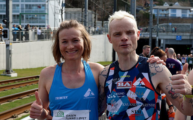 Annette Velde Sande og Bjørn Tore Kronen Taranger er nå norgesmestre i 24-timers løp. Her er de avbildet etter et mye kortere løp: det 5 km lange tunnelløpet i Bergen i april i år. (Foto: Arne Dag Myking)