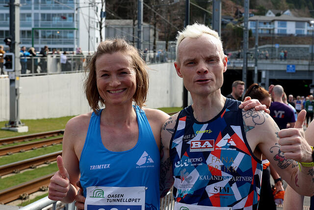 Annette Velde Sande og Bjørn Tore Kronen Taranger er nå norgesmestre i 24-timers løp. Her er de avbildet etter et mye kortere løp: det 5 km lange tunnelløpet i Bergen i april i år. (Foto: Arne Dag Myking)