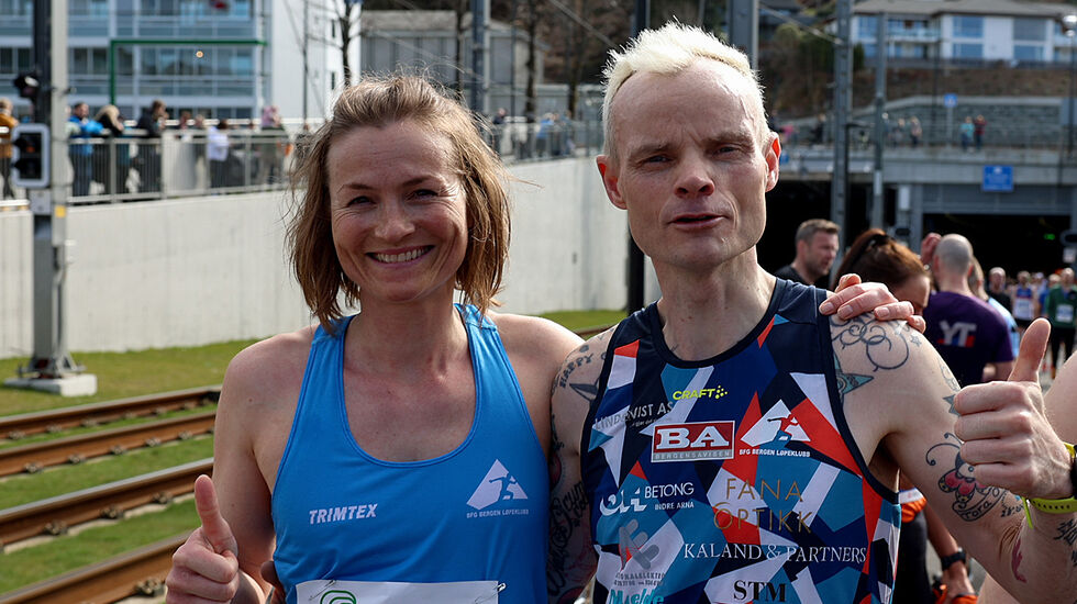 Annette Velde Sande og Bjørn Tore Kronen Taranger er nå norgesmestre i 24-timers løp. Her er de avbildet etter et mye kortere løp: det 5 km lange tunnelløpet i Bergen i april i år. (Foto: Arne Dag Myking)