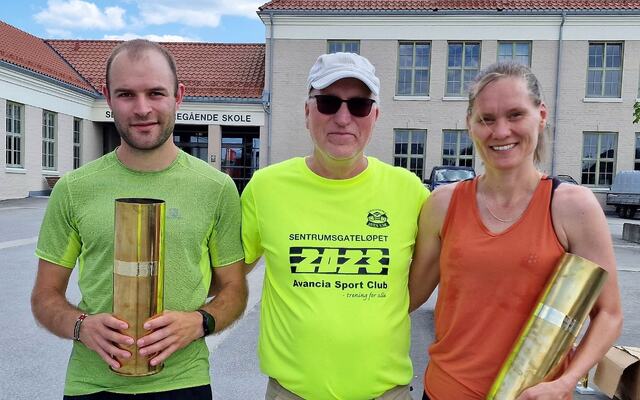 Totalvinnerne på 10 km Henrik Nilson og Sigrid Lindkjølen med pokalene overrakt av Bjørn Johansen fra arrangøren, Byen Vår. (Foto: Venkah Gjermundsen, Byen Vår Kongsvinger)