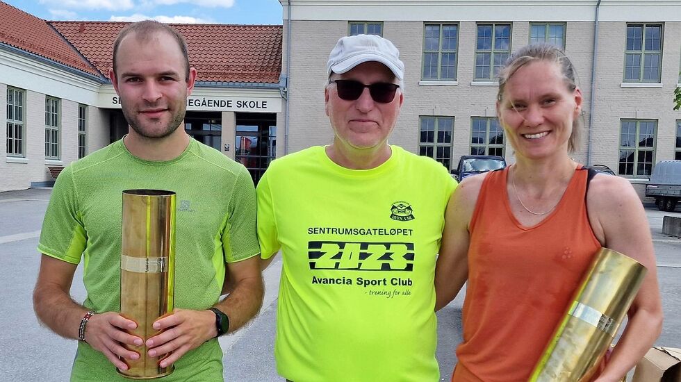 Totalvinnerne på 10 km Henrik Nilson og Sigrid Lindkjølen med pokalene overrakt av Bjørn Johansen fra arrangøren, Byen Vår. (Foto: Venkah Gjermundsen, Byen Vår Kongsvinger)