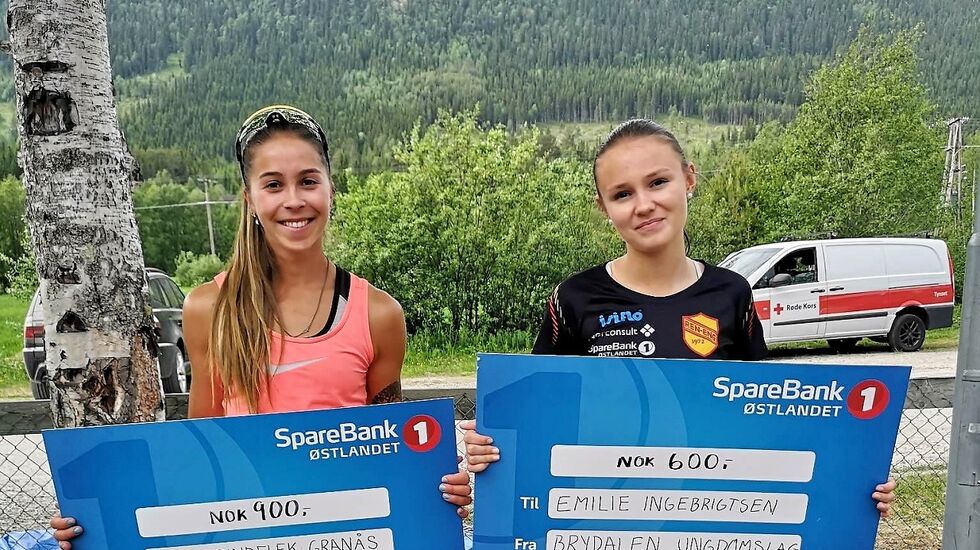 Ren-Eng-løperen Eline Grindflek Granås (til venstre) var raskeste dame, og klubbvenninna Emile Ingebrigtsen vant yngste jenteklasse i Beteberget Opp. (Foto: Christina Jensen)