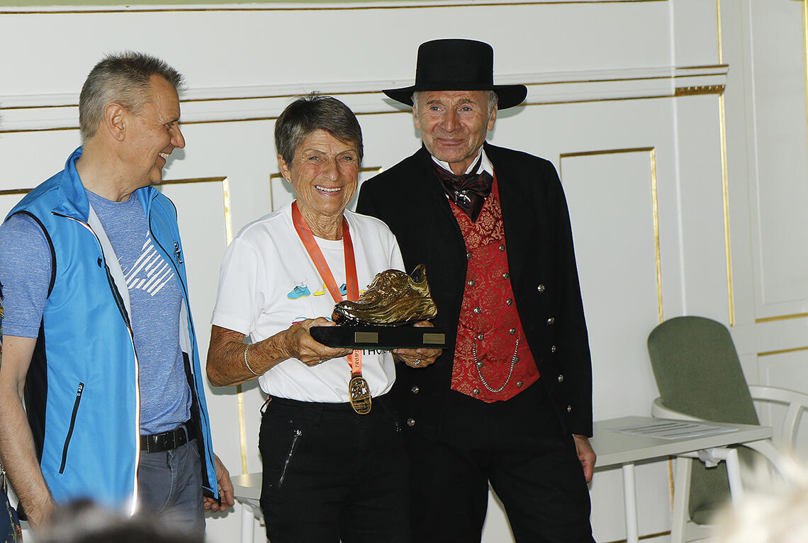 Fra Nils Hætta, som er MSM-sjef, fikk Vera Nystad overrakt gullskoen som bevis på at hun var  fjorårets beste kvinnelige veteranløper. (Foto: Turid Veggeland)