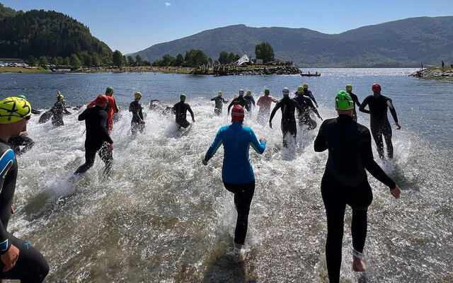 Starten for svømmeetappen i Sunnfjord Triatlon har gått. (Alle foto: FB-siden til Sunnfjord Triatlon)