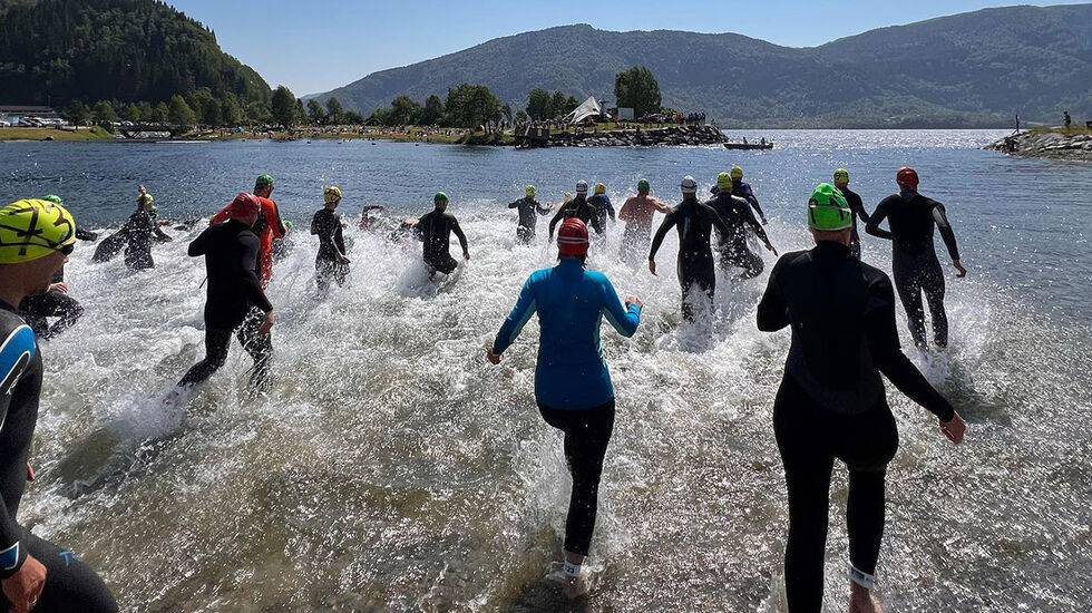 Starten for svømmeetappen i Sunnfjord Triatlon har gått. (Alle foto: FB-siden til Sunnfjord Triatlon)