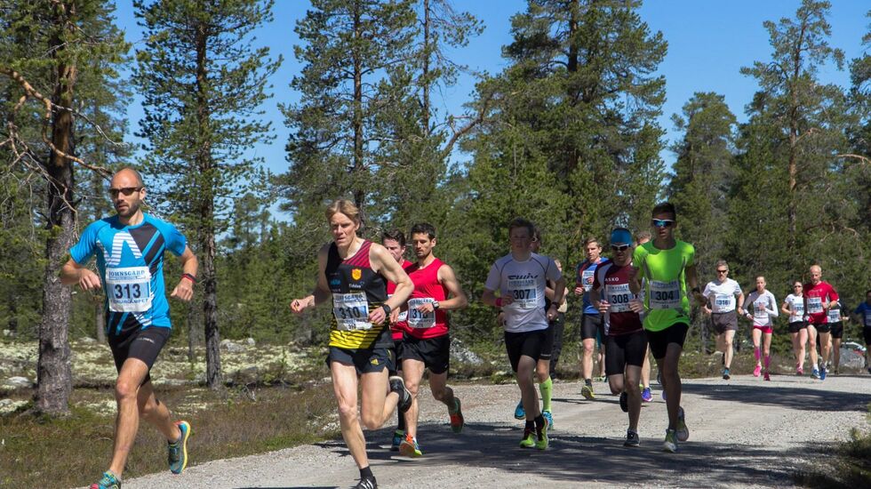 John Henry Strupstad (til venstre) og Jon Per Nygaard har satt sitt preg på Femundløpet, og her er de i to i tet fra start i 2015. (Foto: Jan Ola Johnsgård)