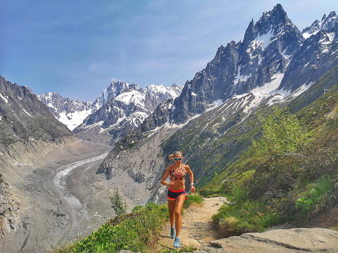 Therese Sjursen lar seg fascinere av de mektige fjella i Chamonix, og på fredag skal hun prøve seg på det over 90 km lange ultraløpet i Mont Blanc Marathon. (Foto: privat)