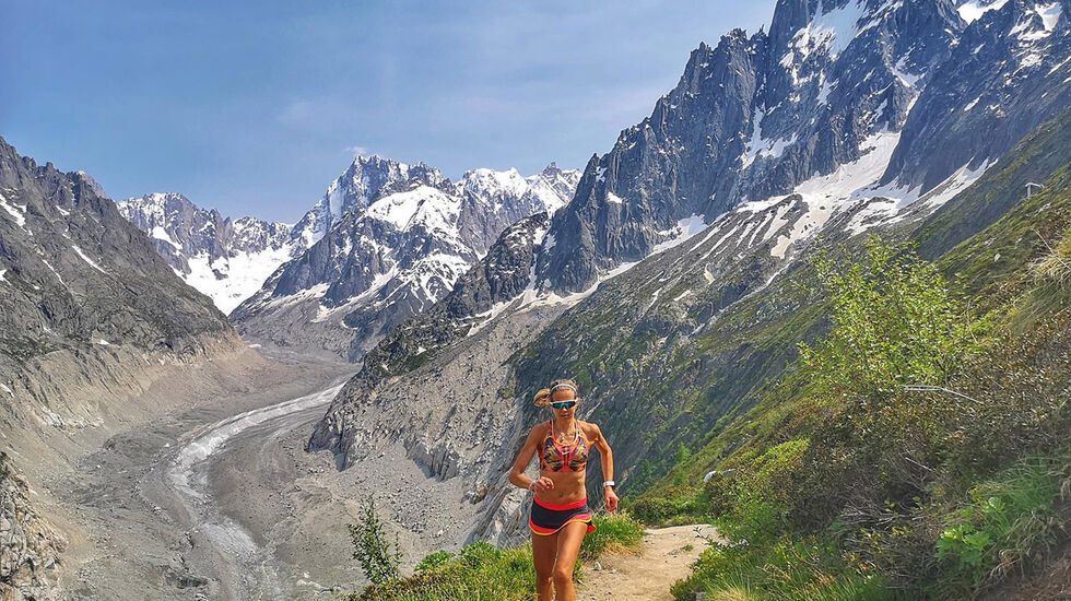 Therese Sjursen lar seg fascinere av de mektige fjella i Chamonix, og på fredag skal hun prøve seg på det over 90 km lange ultraløpet i Mont Blanc Marathon. (Foto: privat)