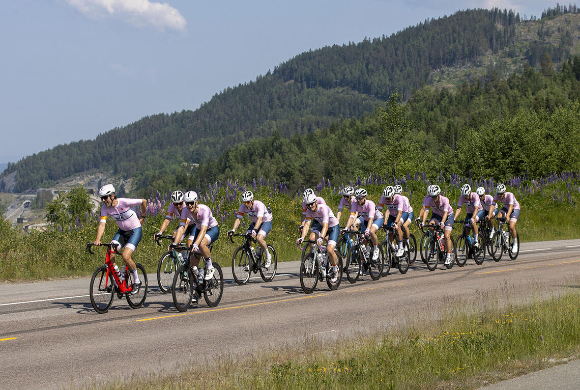 Holmenkollen Cykleklubb vant Lillehammer - Oslo, 208 km. Her er laget rett nord for Minnesund. I front ligger Drago Bergholt (5473) og Jonas Ringstad (5474). Vinnertiden ble 4:34:56, noen som gir en snittfart på 39,9 km/t. (Foto: Bjørn Hytjanstorp)