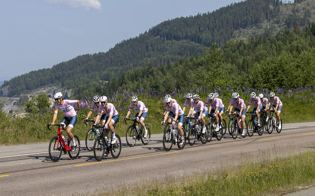 Holmenkollen Cykleklubb vant Lillehammer - Oslo, 208 km. Her er laget rett nord for Minnesund. I front ligger Drago Bergholt (5473) og Jonas Ringstad (5474). Vinnertiden ble 4:34:56, noen som gir en snittfart på 39,9 km/t. (Foto: Bjørn Hytjanstorp)