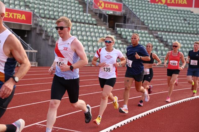 Kveldens andre øvelse, 10000 meter mosjon, mixed heat. (Foto: Tom-Arild Hansen)
