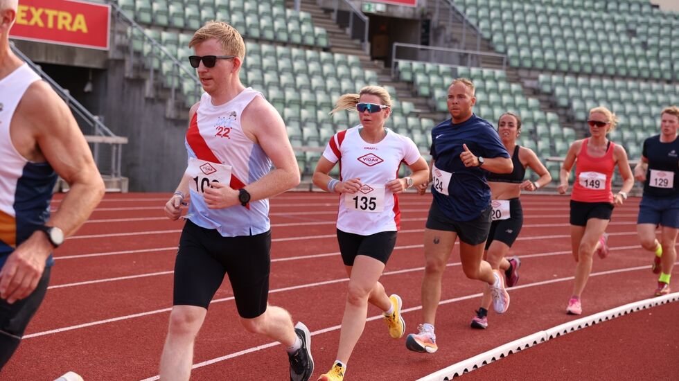 Kveldens andre øvelse, 10000 meter mosjon, mixed heat. (Foto: Tom-Arild Hansen)