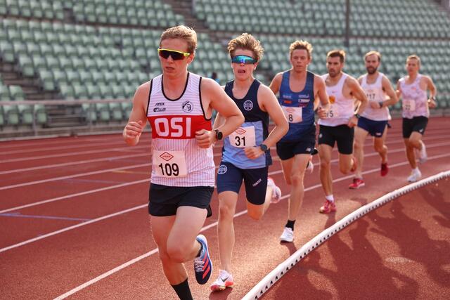 Dagens andre start på 5000 meter. Mosjonsklasse ixed heat. Her med fartsholder David Stefan Riger fremst, foran Henrik Kampen Ellingvåg. (Foto: Tom-Arild Hansen)