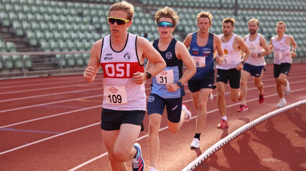 Dagens andre start på 5000 meter. Mosjonsklasse ixed heat. Her med fartsholder David Stefan Riger fremst, foran Henrik Kampen Ellingvåg. (Foto: Tom-Arild Hansen)