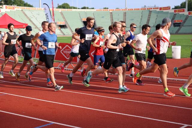 Starten går for mixed mosjonsheat 2 på 10000 meter. (Foto: Tom-Arild Hansen)