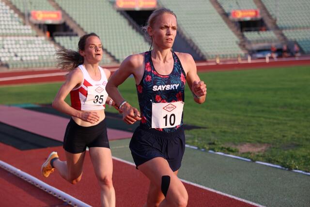 Ine Bakken var fartsholder på 5000 meter for kvinner. Her foran Runa Skrove Falch. (Foto: Tom-Arild Hansen)
