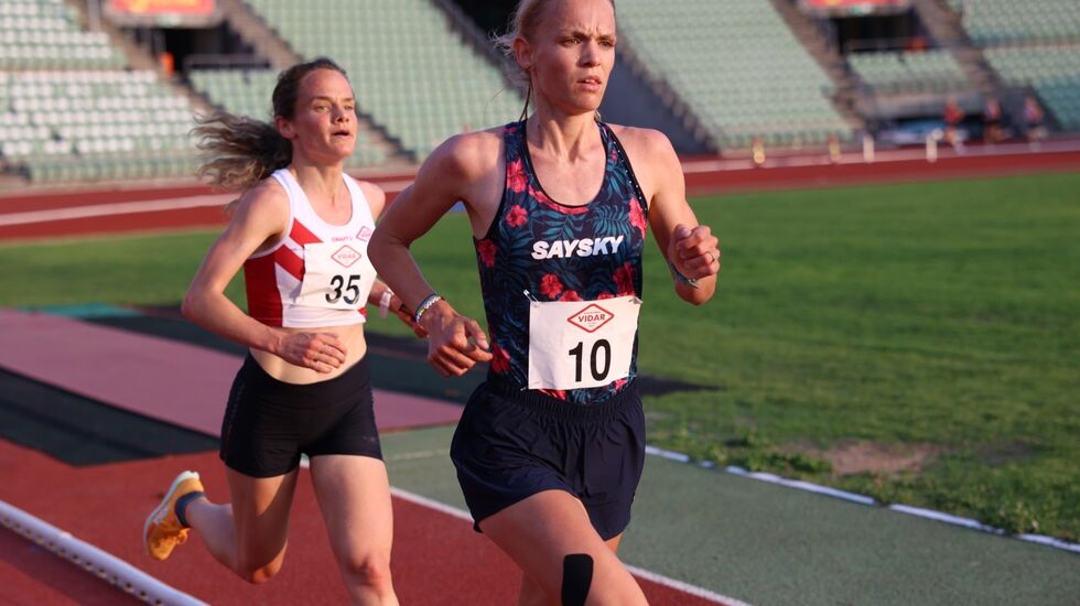 Ine Bakken var fartsholder på 5000 meter for kvinner. Her foran Runa Skrove Falch. (Foto: Tom-Arild Hansen)