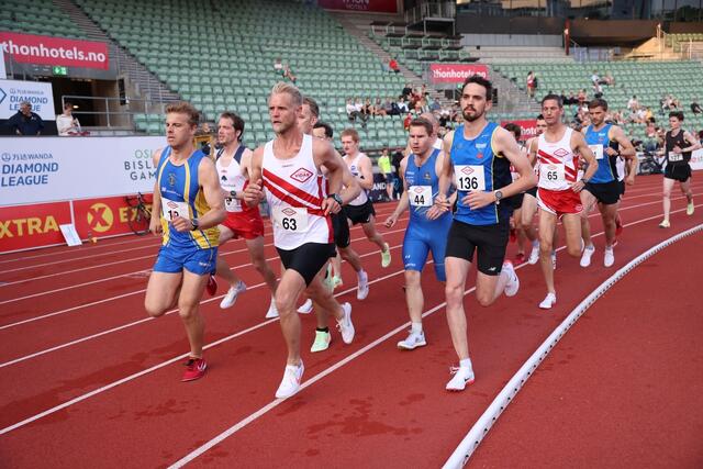 Herrenes elitefelt på 10000 meter er i gang. (Foto: Tom-Arild Hansen)