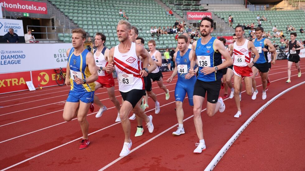 Herrenes elitefelt på 10000 meter er i gang. (Foto: Tom-Arild Hansen)