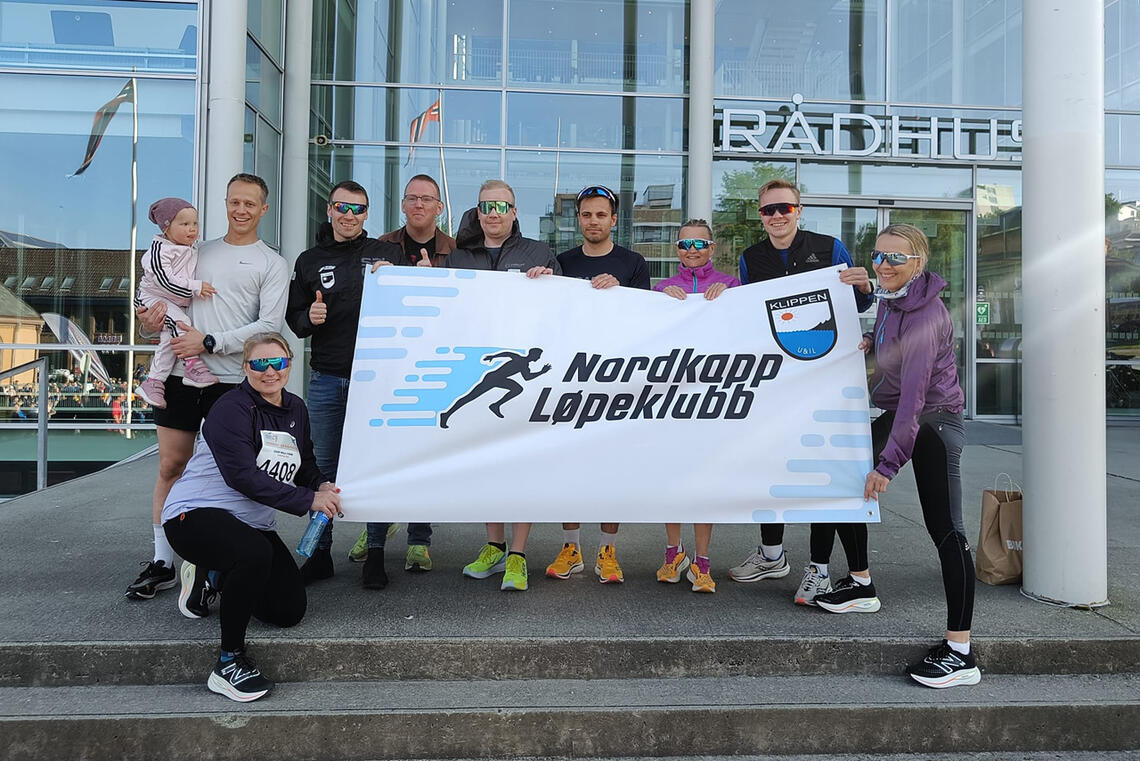 Medlemmer i Nordkapp Løpeklubb er klare for å løpe Midnight Sun Marathon i Tromsø. (Foto: klubbens fb-side)