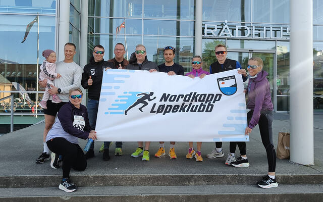 Medlemmer i Nordkapp Løpeklubb er klare for å løpe Midnight Sun Marathon i Tromsø. (Foto: klubbens fb-side)