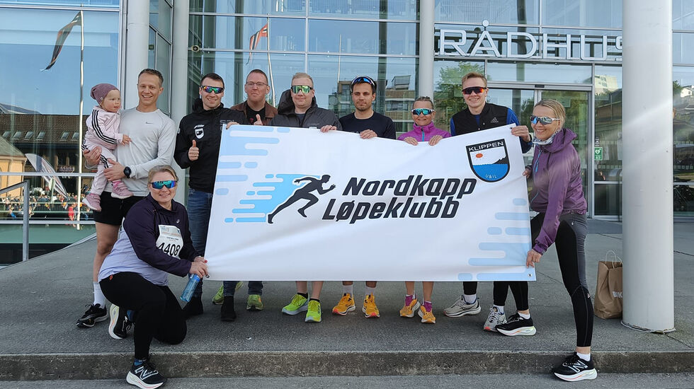 Medlemmer i Nordkapp Løpeklubb er klare for å løpe Midnight Sun Marathon i Tromsø. (Foto: klubbens fb-side)