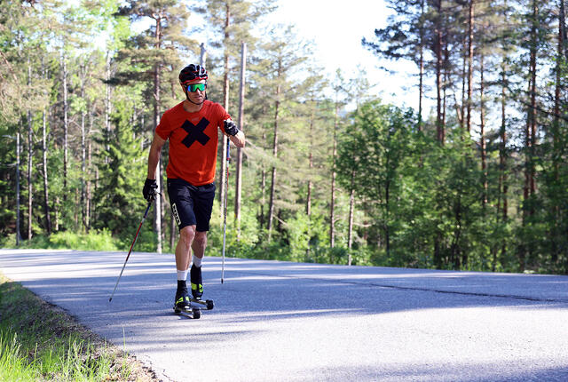 Rulleskitesting: Kenneth Harlem er i full gang med å teste rulleski for Kondis. (Foto: Tom-Arild Hansen)