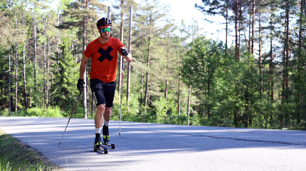 Rulleskitesting: Kenneth Harlem er i full gang med å teste rulleski for Kondis. (Foto: Tom-Arild Hansen)