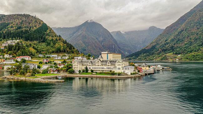 Kviknes hotel, holmen og Esefjella sett frå lufta.