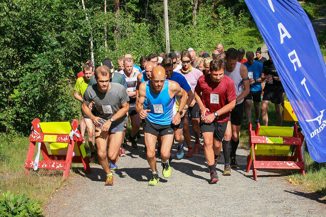 Fra starten av kort løype klokken 17.35 (Alle foto: Sverre Larsen)
