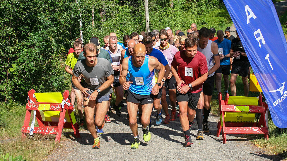 Fra starten av kort løype klokken 17.35 (Alle foto: Sverre Larsen)