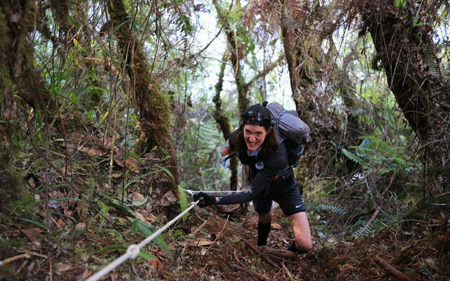 Det fem dager lange Beyond the Ultimate (BTU) Jungle Ultra byr på svært vanskelige forhold for å ta seg frem, det er jo en jungel. Det gjør det neppe enklere at Gabriella Mathisen mangler en arm. (Foto: BTU Jungle Ultra)