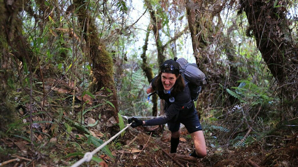 Det fem dager lange Beyond the Ultimate (BTU) Jungle Ultra byr på svært vanskelige forhold for å ta seg frem, det er jo en jungel. Det gjør det neppe enklere at Gabriella Mathisen mangler en arm. (Foto: BTU Jungle Ultra)