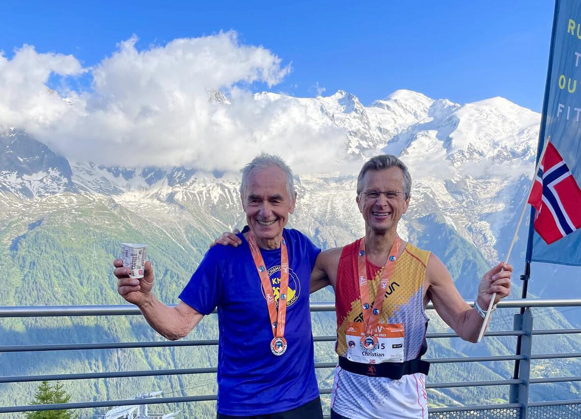 Trond Sundby og Christian Prestegaard ble belønna med utsikt over Mont Blanc etter at de hadde tatt seg opp den bratte Vertikal-løypa. (Foto: Marianne Hoff)