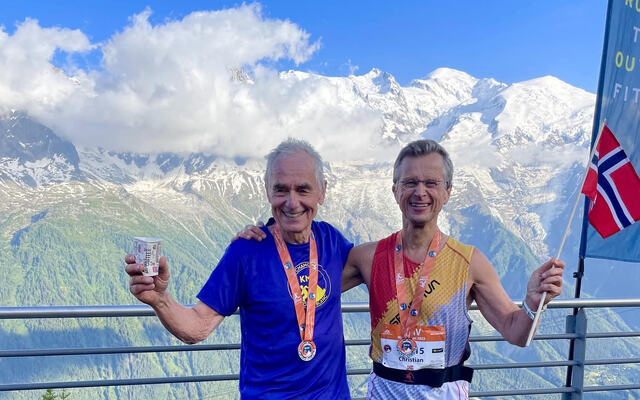 Trond Sundby og Christian Prestegaard ble belønna med utsikt over Mont Blanc etter at de hadde tatt seg opp den bratte Vertikal-løypa. (Foto: Marianne Hoff)